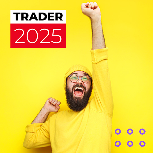 Ein Mann mit Brille, gelbem Pullover und Bearnie jubelt. Neben ihm ist das Logo von Trader 2025 zu sehen.