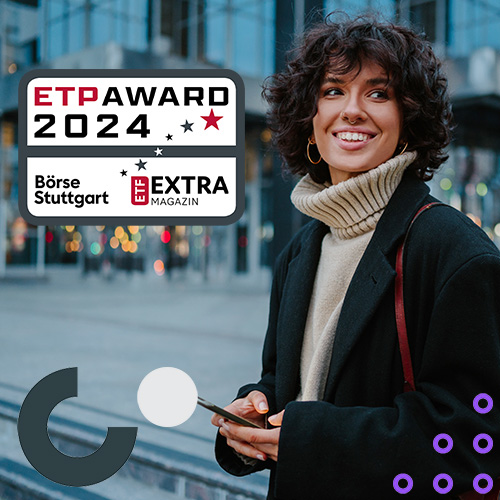 Eine dunkelhaarige Frau mit dickem Rollkragenpullover schaut von ihrem Smartphone auf. Links daneben ist das Logo des ETP Awards 2024 der Börse Stuttgart und des ETF Extra Magazins abgebildet. 