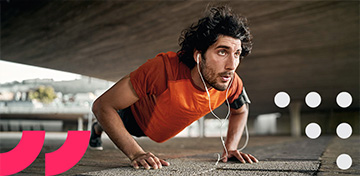 Ein junger Mann macht Liegest&uuml;tze.