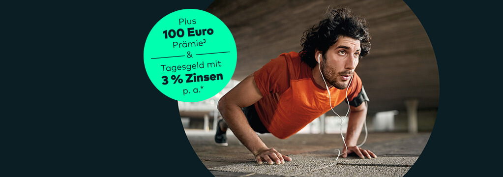 Ein sportlicher junger Mann macht Liegest&uuml;tze. In einem Hinweis steht 100 Euro Pr&auml;mie Fu&szlig;note 3 und Tagesgeld mit 3% Zinsen p.a. Stern-Symbol. Die Fu&szlig;noten werden am Ende der Seite erkl&auml;rt.