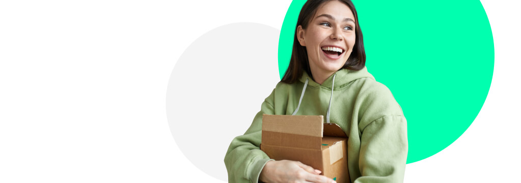 Eine junge Frau im grünen Hoodie freut sich über ein Paket mit ihrer Kunden werben Kunden Prämie.