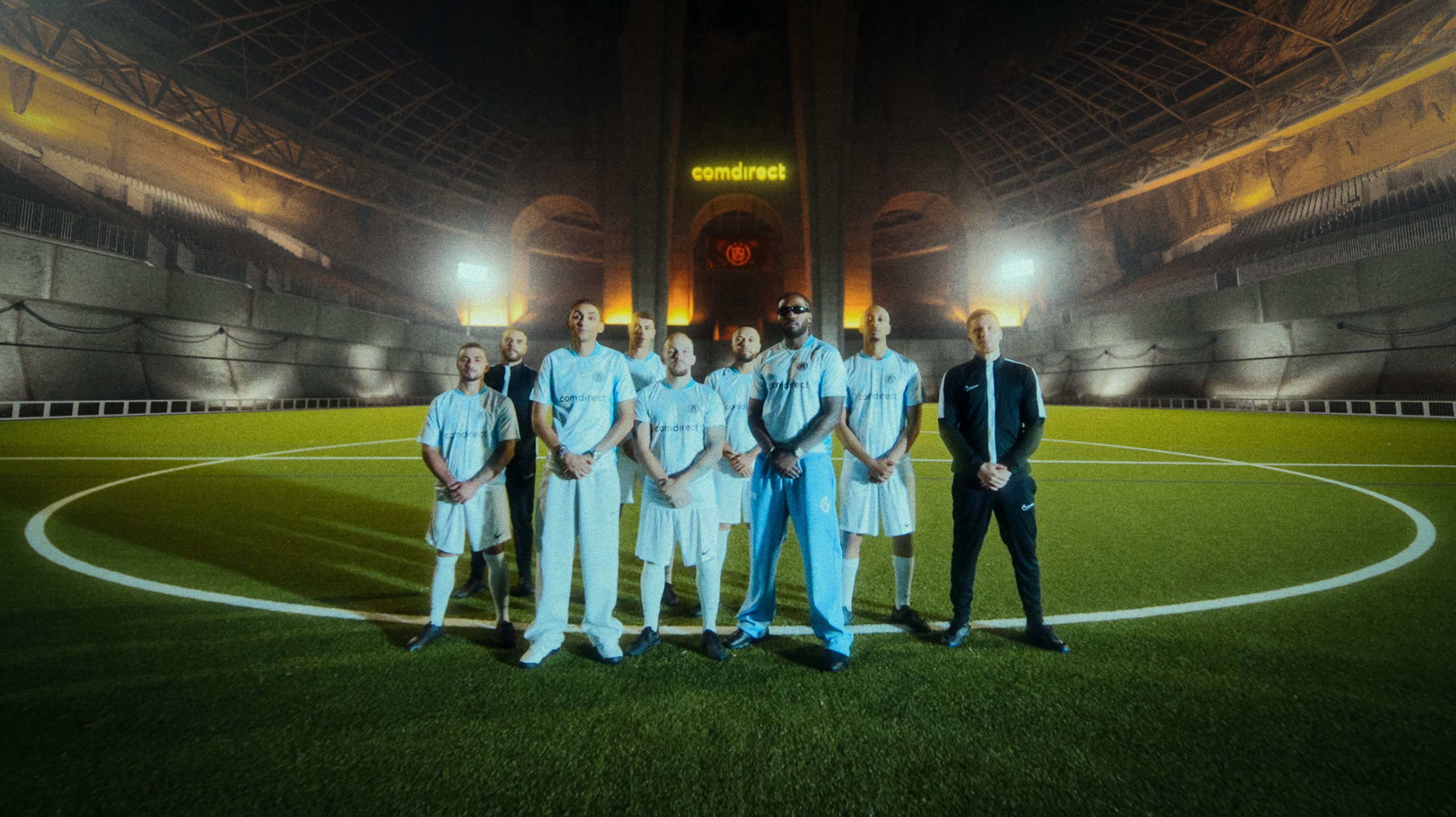 comdirect und Team „Bürgeramt“ aus der ICON LEAGUE präsentieren erstmals Lifestyle-Jersey in gemeinsamem Spot