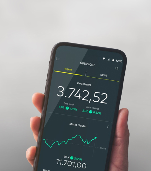 Eine Hand hält ein Handy hoch, auf dem der Depotwert und ein Chartverlauf in der comdirect App zu sehen sind.