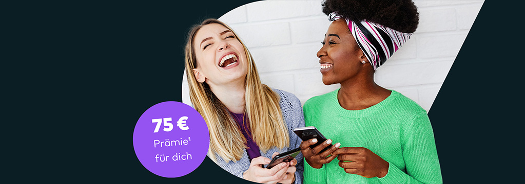 Zwei junge Frauen lachen vergn&uuml;gt. Auf einem St&ouml;rer steht "75 Euro Pr&auml;mie Fu&szlig;note 1 f&uuml;r dich". Die Fu&szlig;note wird am Seitenende aufgel&ouml;st.