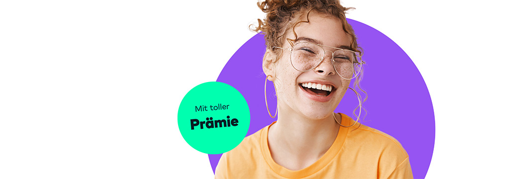 Lachendes M&auml;dchen mit Brille und Locken tr&auml;gt ein orangefarbenes T-Shirt. Auf dem Bild sind geometrische Formen zu sehen.