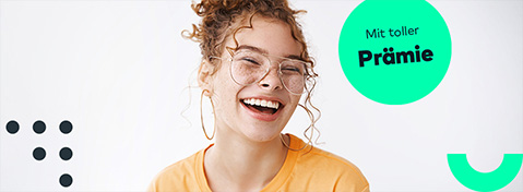 Lachendes M&auml;dchen mit Brille und Locken sowie Hinweis: Mit toller Pr&auml;mie.