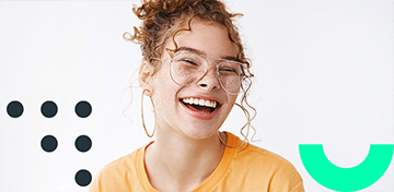 Lachendes M&auml;dchen mit Brille und Locken tr&auml;gt ein orangefarbenes T-Shirt. Auf dem Bild ist ein St&ouml;rer mit dem Text „Bis 31.01.26“ zu sehen.