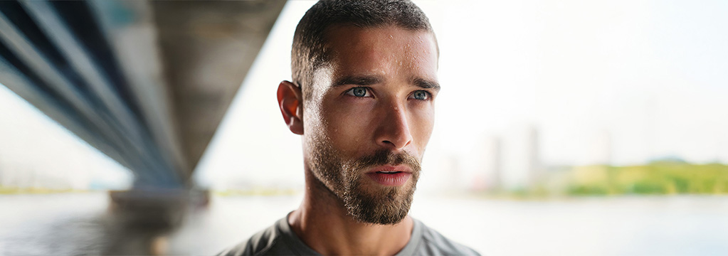 Mann mit ernstem Blick schaut konzentriert nach vorn