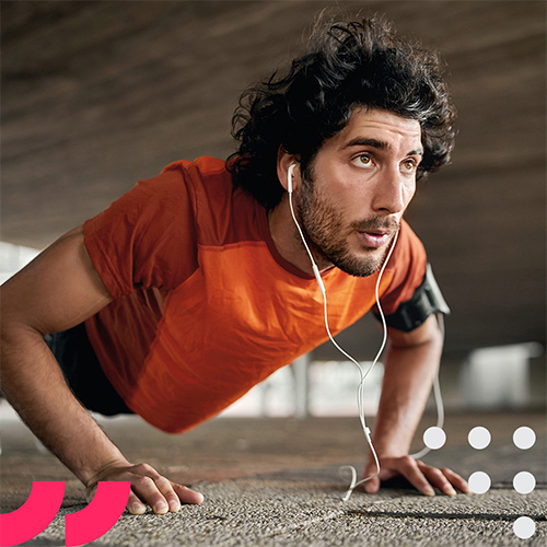 Ein junger Mann macht Liegestütze.