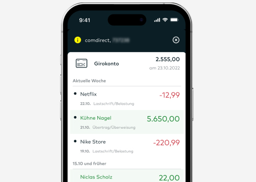 comdirect App: Auf einem Smartphone wird die Umsatzliste angezeigt. Die Buchungen umfassen Netflix, Kühne-Nagel, Nike Store und Niclas Scholz.