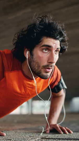 Ein sportlicher Mann macht Liegest&uuml;tze.