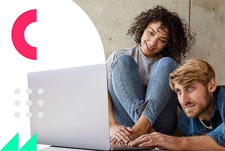 Ein Mann und eine Frau sitzen vor einem Notebook auf dem Boden und legen mit dem PortfolioPlaner Geld an. 