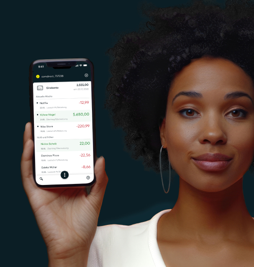 Eine junge Frau hält ein Smartphone hoch, auf dem die Girokontobewegungen in der comdirect App dargestellt werden.