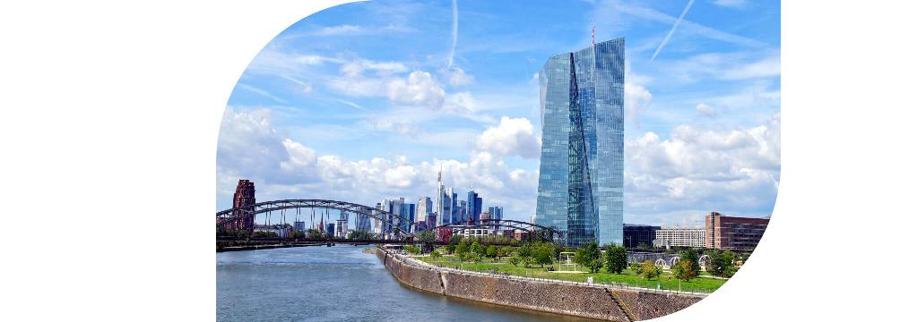 Der Skytower der Europäischen Zentralbank steht vor der Skyline Frankfurt am Mains.