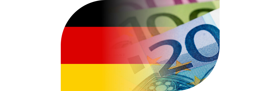 Eine Deutschland-Fahne verschmilzt mit drei Euro-Geldscheinen.