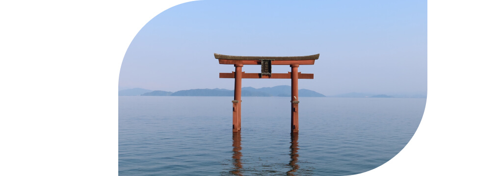 Das Tor des Itsukushima-Schreins steht bei Flut im Wasser.