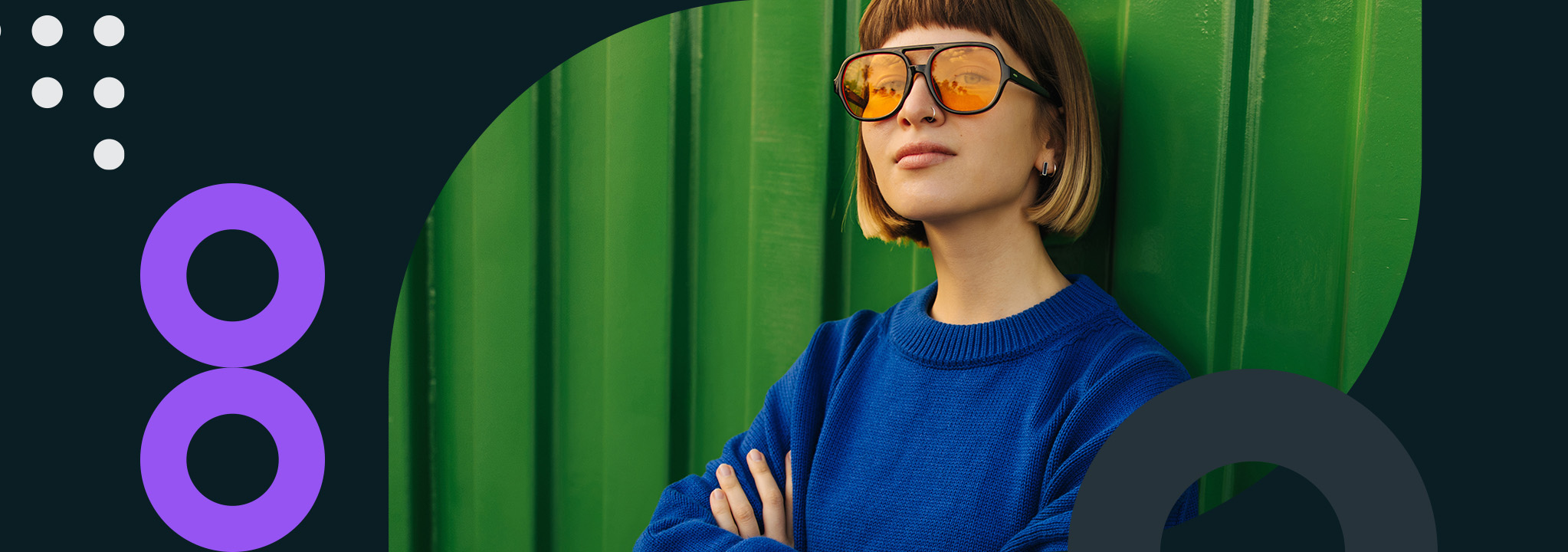 Eine junge Frau mit stylischer Sonnenbrille blickt l&auml;ssig.