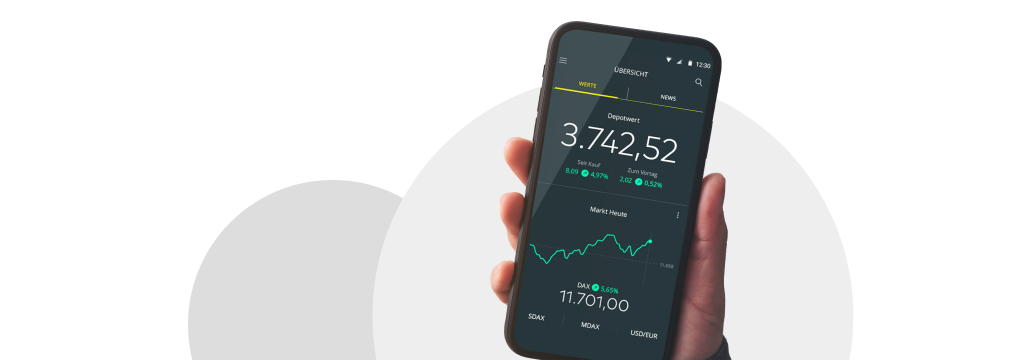 Ein Smartphone wird hochgehalten. Darauf ist die die comdirect trading App zu sehen, die einen aktuellen Depotwert und den DAX-Chart zeigt.