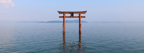 Das Tor des Itsukushima-Schreins steht bei Flut im Wasser.