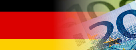 Eine Deutschland-Fahne verschmilzt mit drei Euro-Geldscheinen.