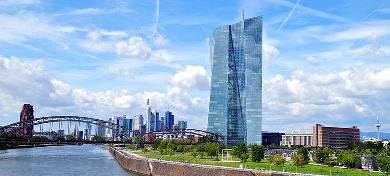 Der Skytower der Europäischen Zentralbank steht vor der Skyline Frankfurt am Mains.