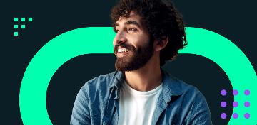 Ein Mann in Jeansjacke lacht fr&ouml;hlich.