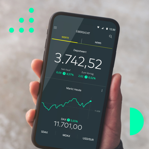 Eine Hand hält ein Smartphone, auf dem die comdirect trading App installiert ist.